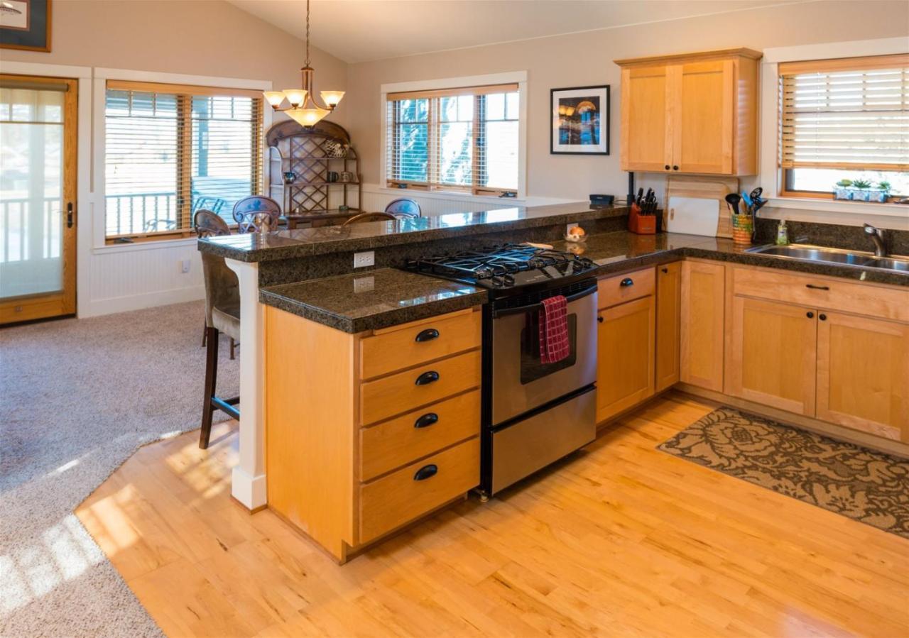 Riley'S Mountain View Apartment Систърс Екстериор снимка